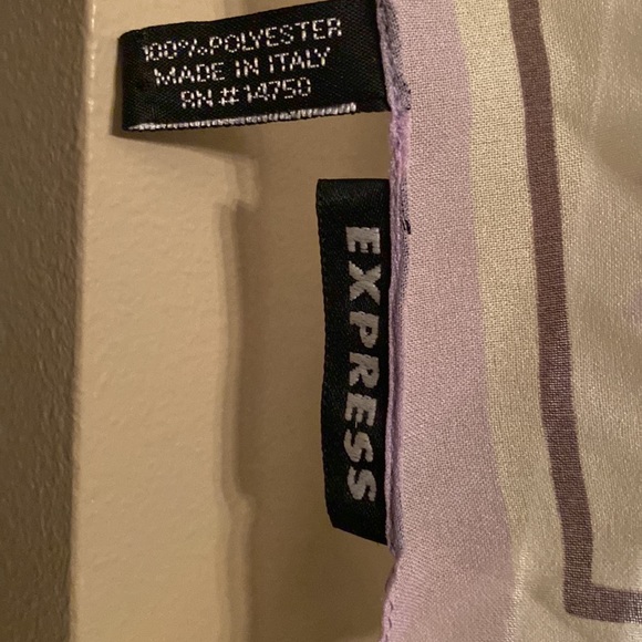 Express scarf. Lilac color with floral pattern. 19“ x 19“ excellent condition. - Picture 5 of 8